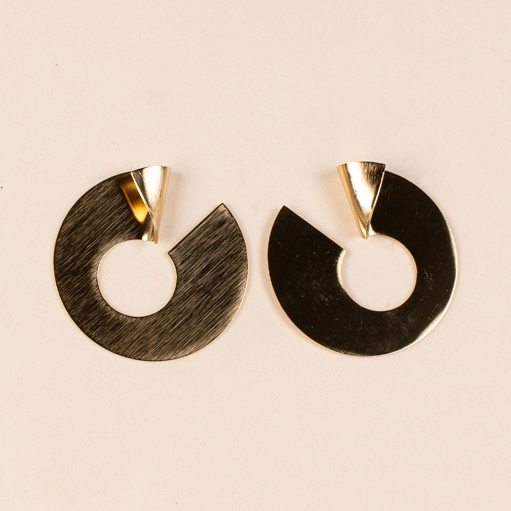 ORECCHINI CIRCOLARI CON CURVA MINIMALI GRAFFIATI