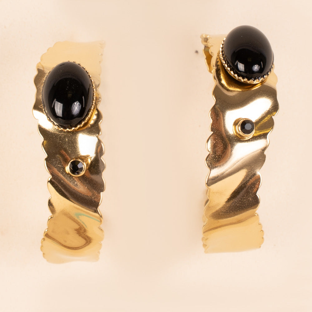 ORECCHINI PENDENTI A SEMICERCHIO ONDULATO CON PIETRA COLORATA E STRASS