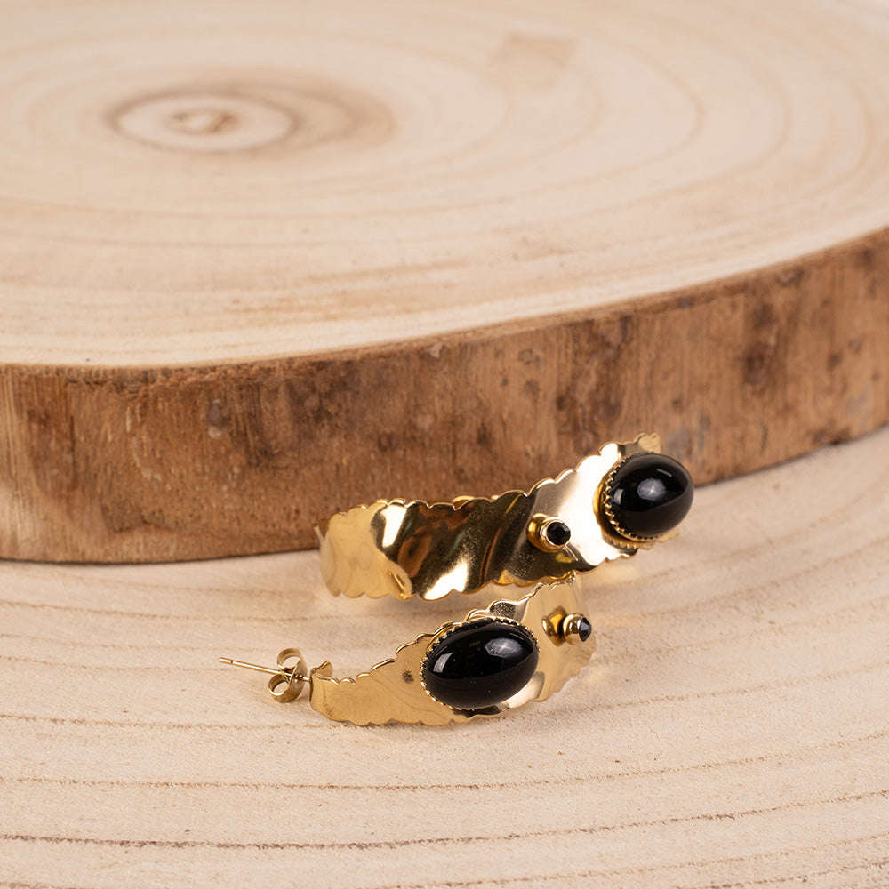 ORECCHINI PENDENTI A SEMICERCHIO ONDULATO CON PIETRA COLORATA E STRASS