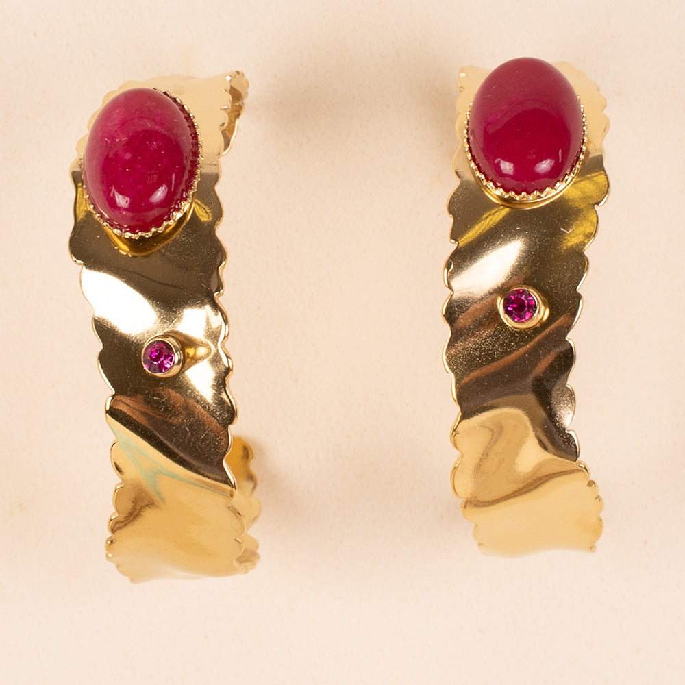 ORECCHINI PENDENTI A SEMICERCHIO ONDULATO CON PIETRA COLORATA E STRASS