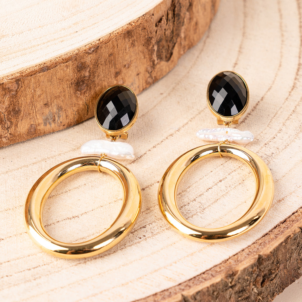 ORECCHINI PENDENTI CON INSERTO IN MADREPERLA IRREGOLARE E DISCO OVALE