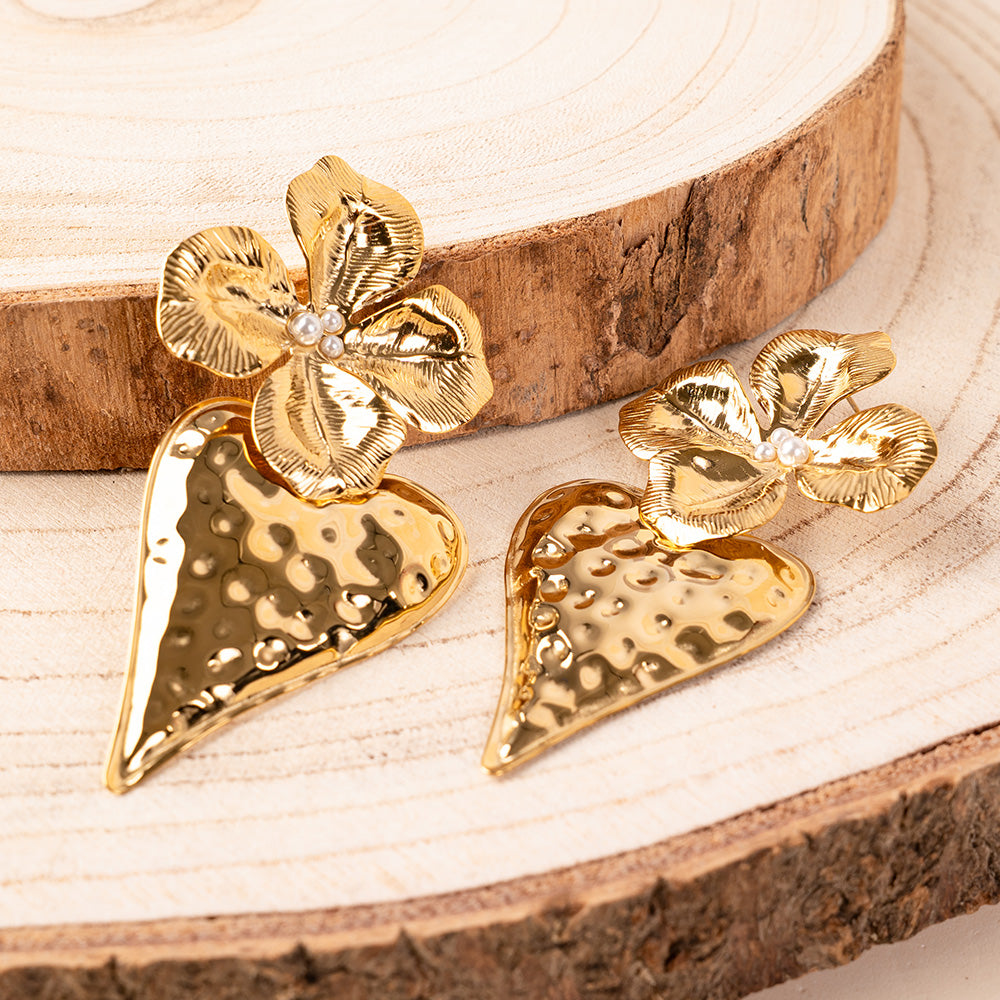 ORECCHINI PENDENTI CON FIORE E CUORE MARTELLATO