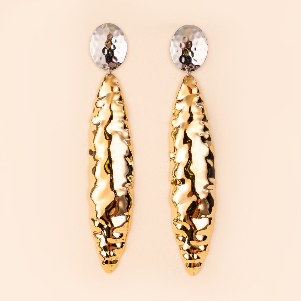 ORECCHINI PENDENTI CON FOGLIA STILIZZATA MARTELLATA