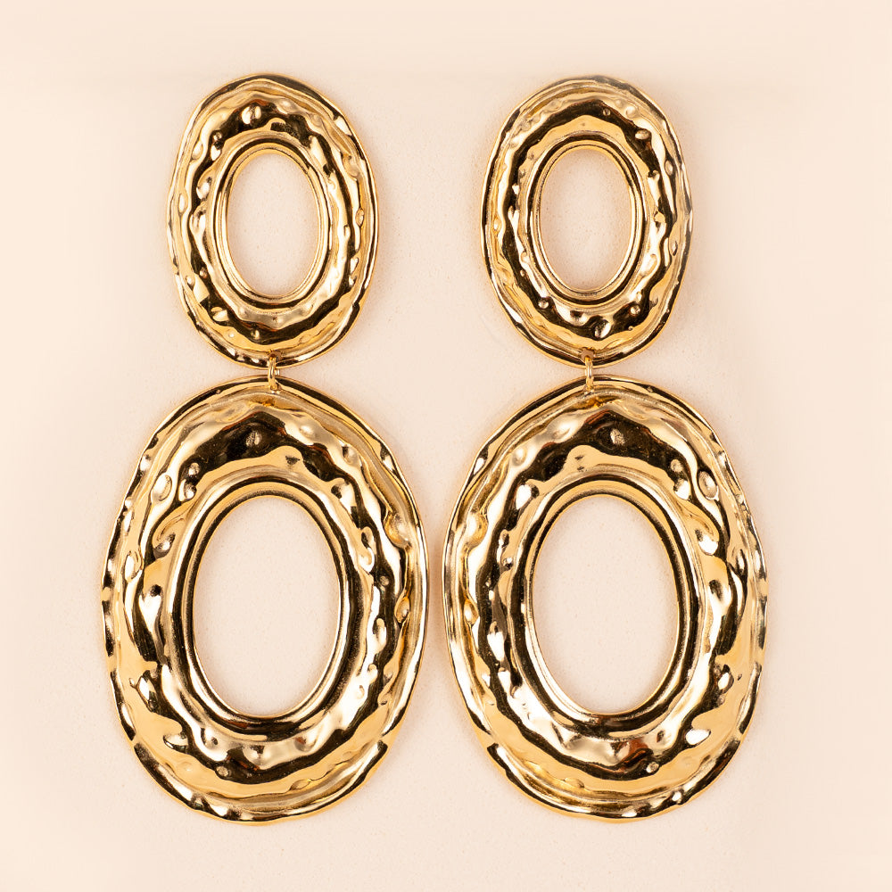 DANGLING EARRINGS WITH TWO HAMMERED OVAL DISCS OF DIFFERENT SIZES