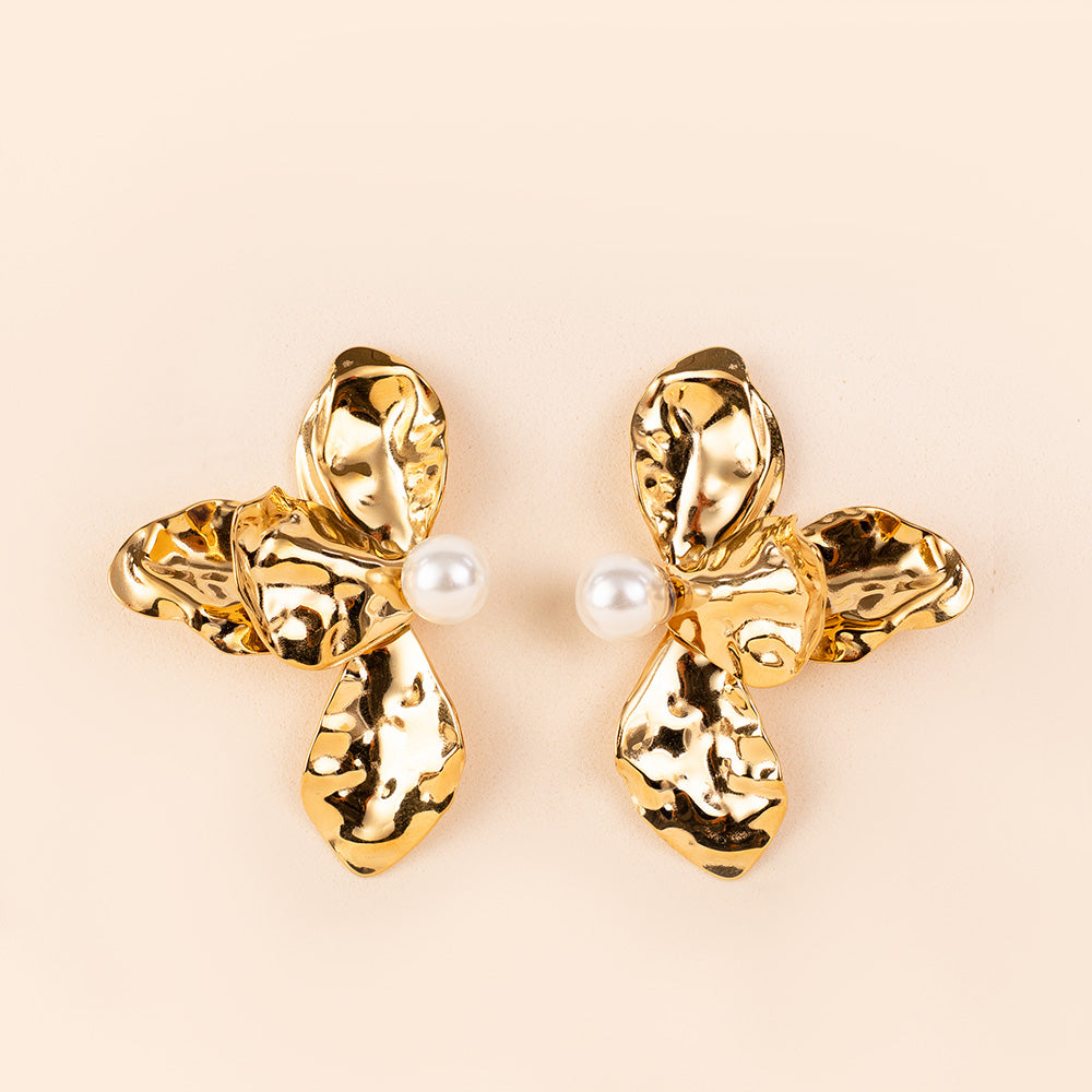 HALF FLOWER HAMMERED DANGLING EARRINGS WITH CENTRAL PEARL