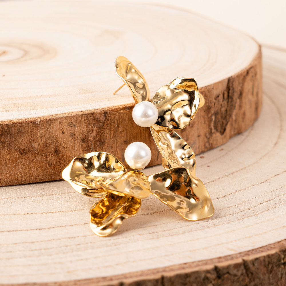 HALF FLOWER HAMMERED DANGLING EARRINGS WITH CENTRAL PEARL