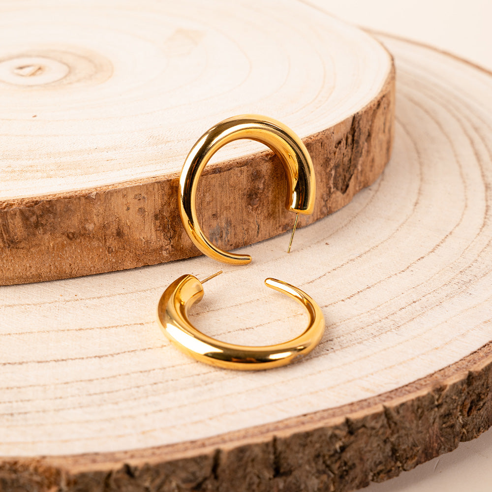 HOOP EARRINGS WITH GRADUAL DIAMETER DECREASE