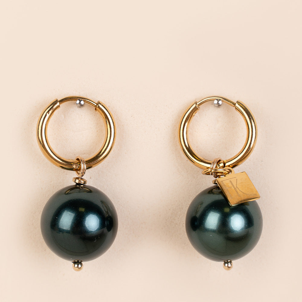 ORECCHINI PENDENTI CON CERCHIO FINO E PERLA COLORATA