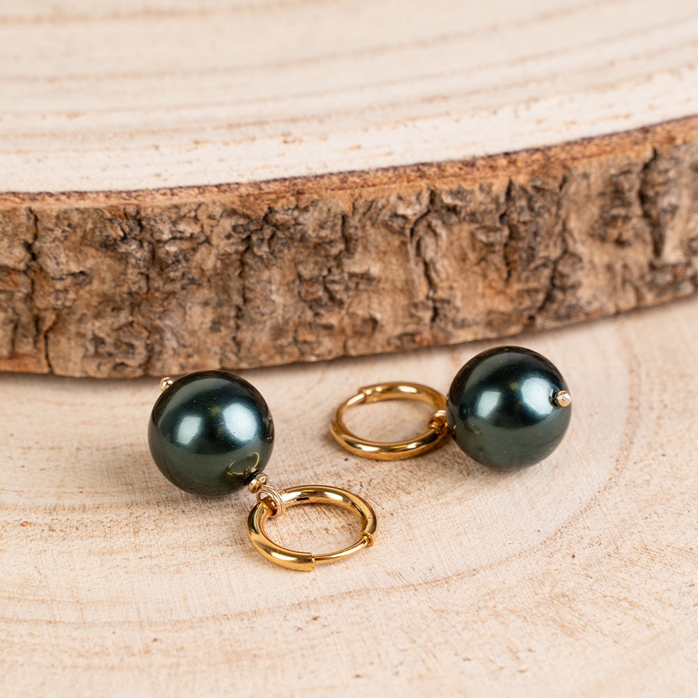 ORECCHINI PENDENTI CON CERCHIO FINO E PERLA COLORATA