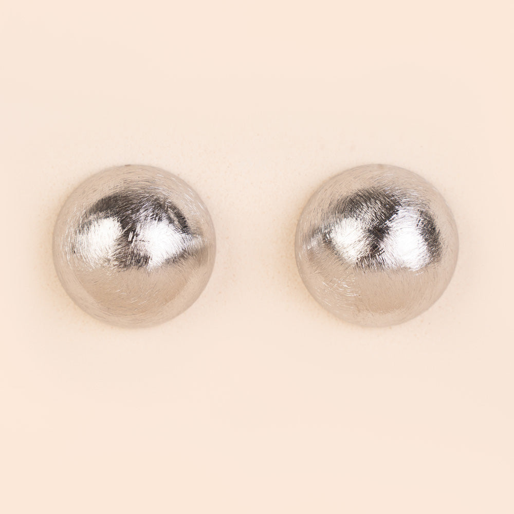 ORECCHINI A BOTTONE CON SUPERFICIE RIGATA E SATINATA