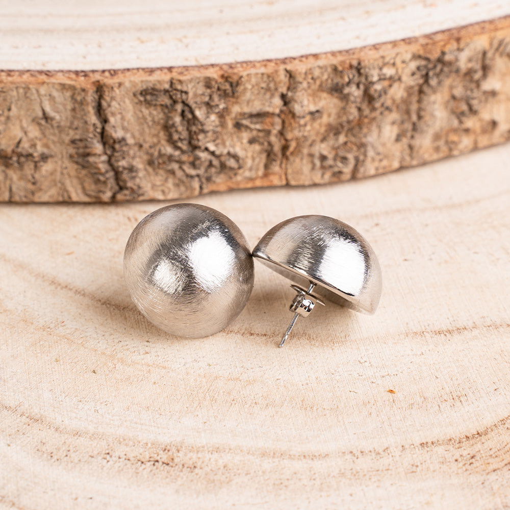 ORECCHINI A BOTTONE CON SUPERFICIE RIGATA E SATINATA