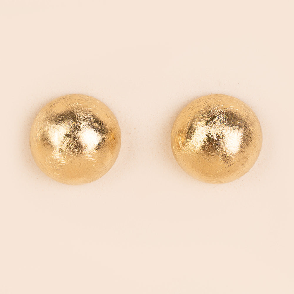 ORECCHINI A BOTTONE CON SUPERFICIE RIGATA E SATINATA