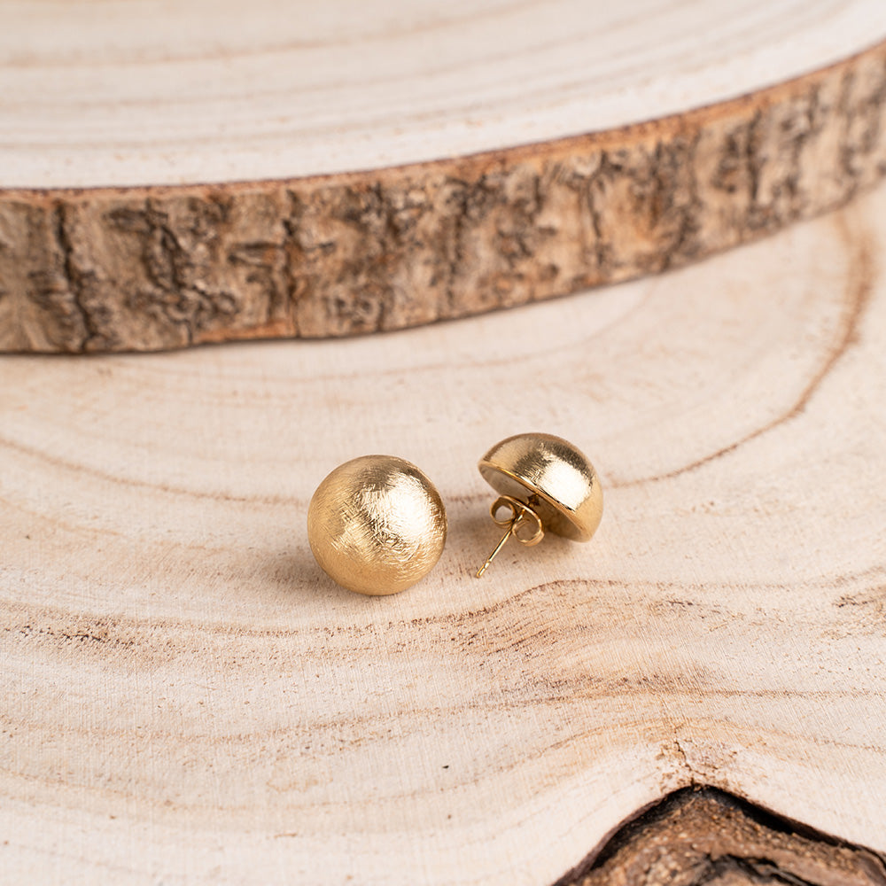 ORECCHINI A BOTTONE CON SUPERFICIE RIGATA E SATINATA