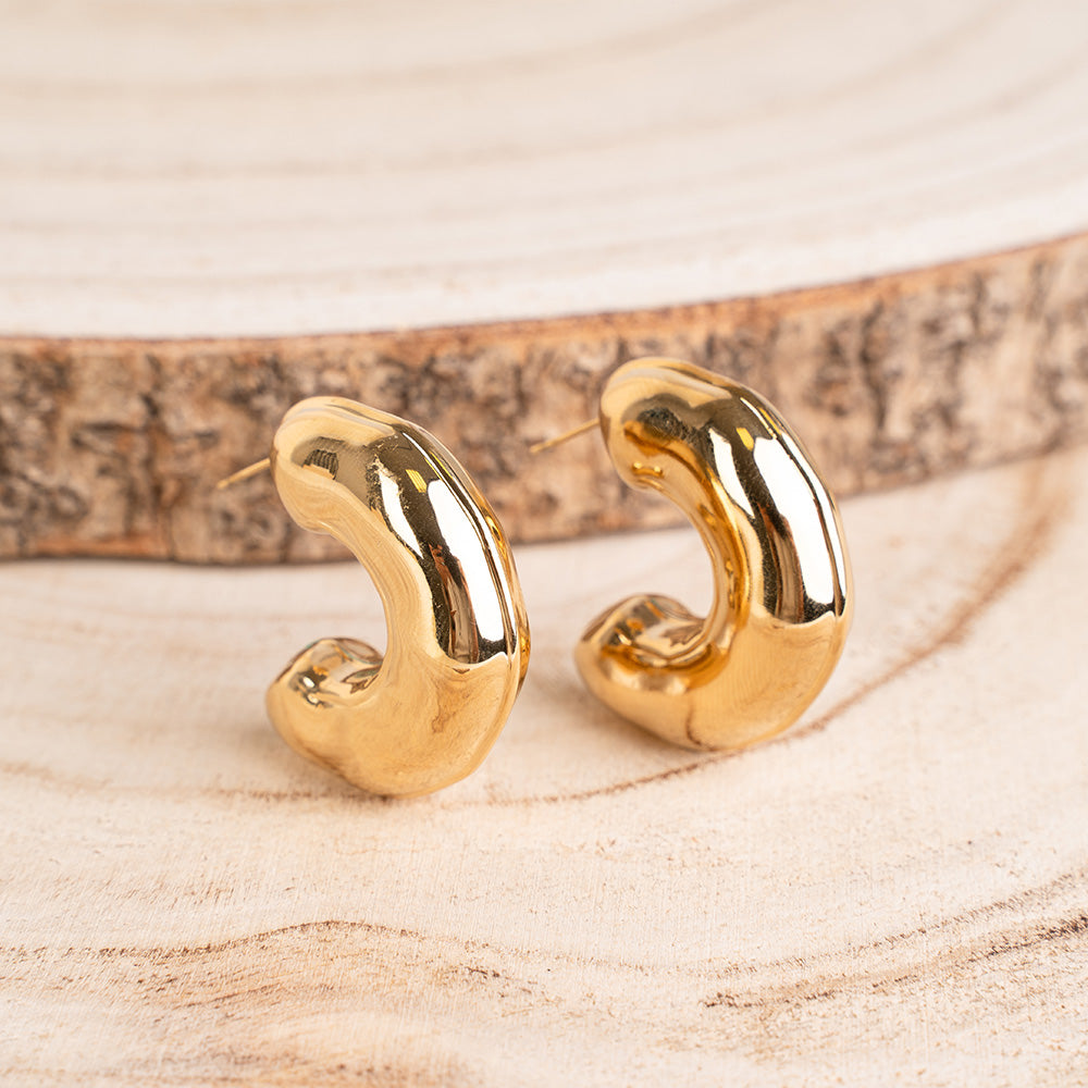 ORECCHINI A SEMICERCHIO SPESSO CON SUPERFICIE MARTELLATA