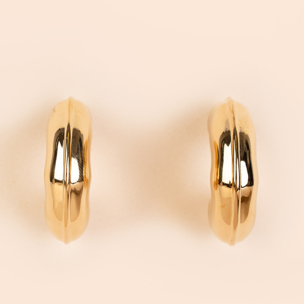 ORECCHINI A SEMICERCHIO SPESSO CON SUPERFICIE MARTELLATA