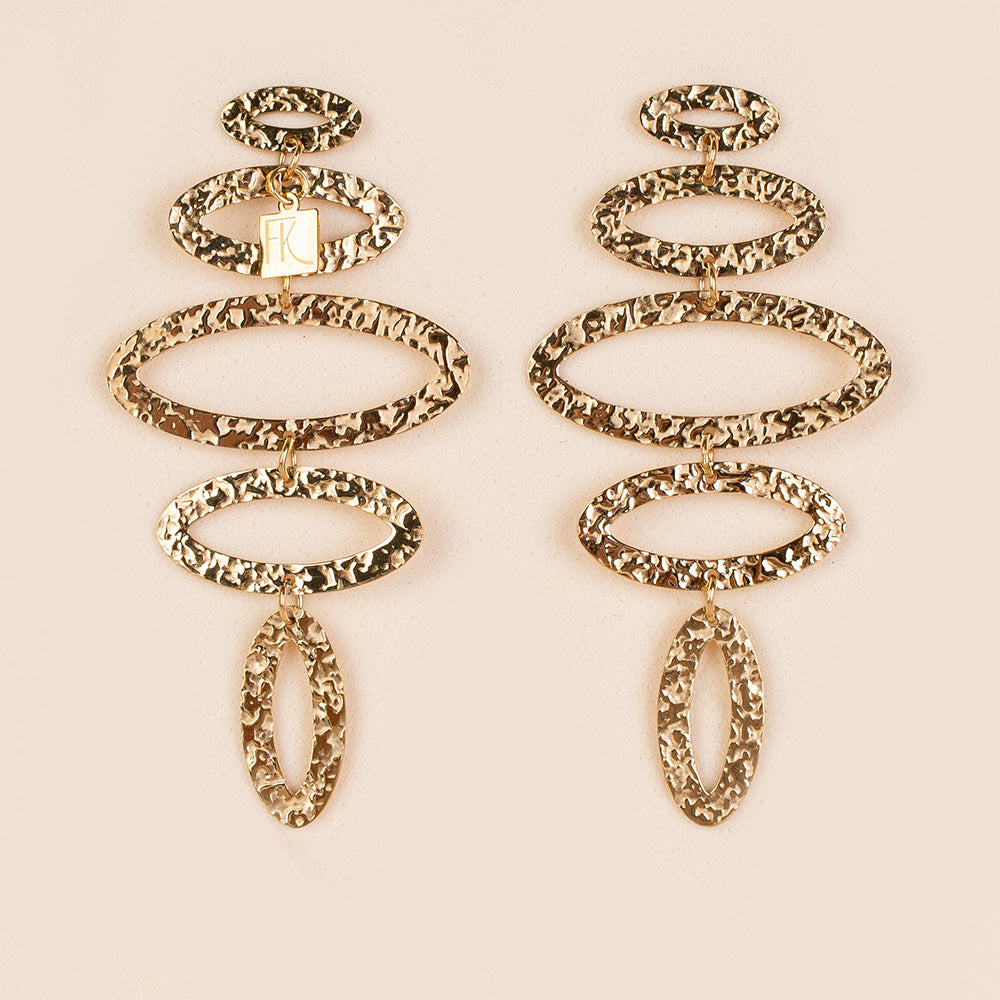 ORECCHINI CON OVALI MARTELLATI