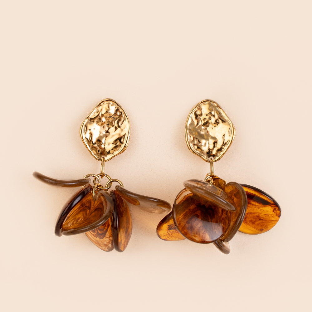 ORECCHINI PENDENTI CON PETALI MARTELLATI E IN RESINA SFUMATA