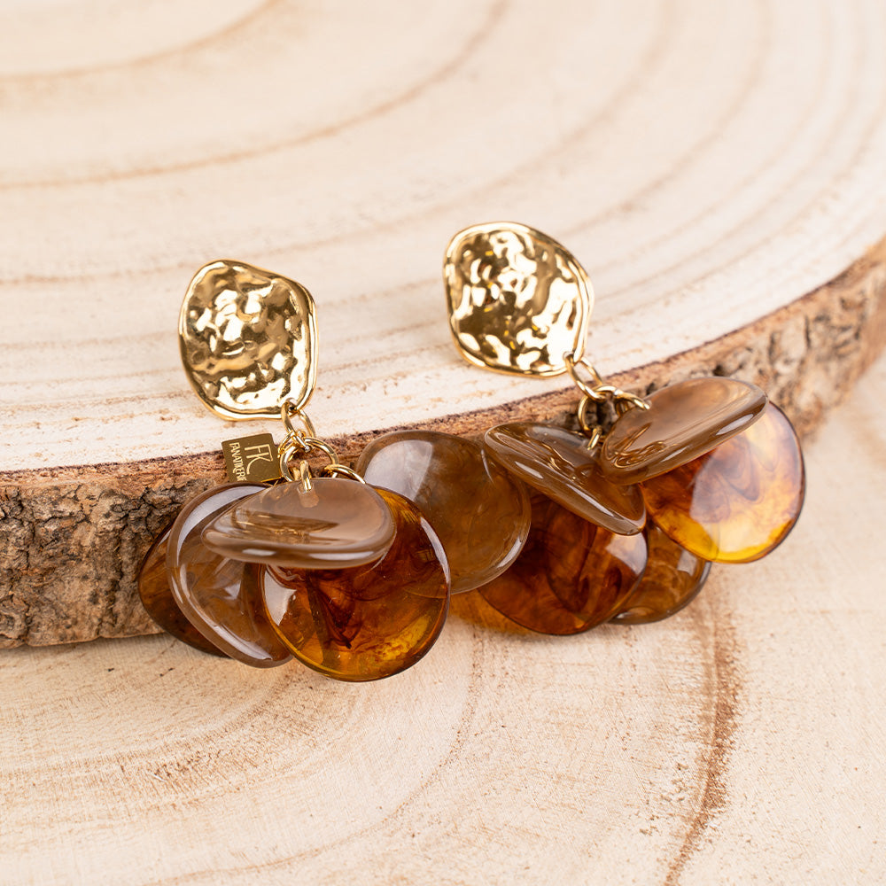 ORECCHINI PENDENTI CON PETALI MARTELLATI E IN RESINA SFUMATA