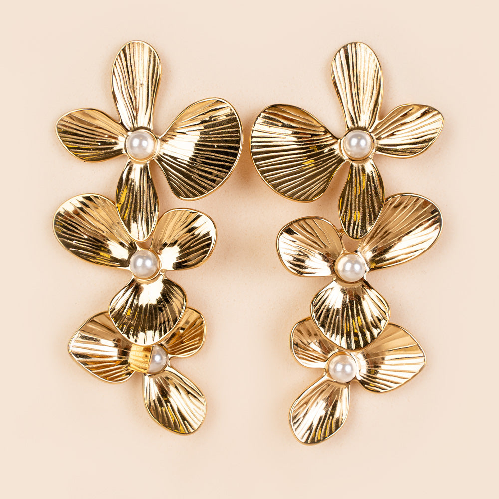 ORECCHINI PENDENTI CON TRE FIORI E PERLINE CENTRALI