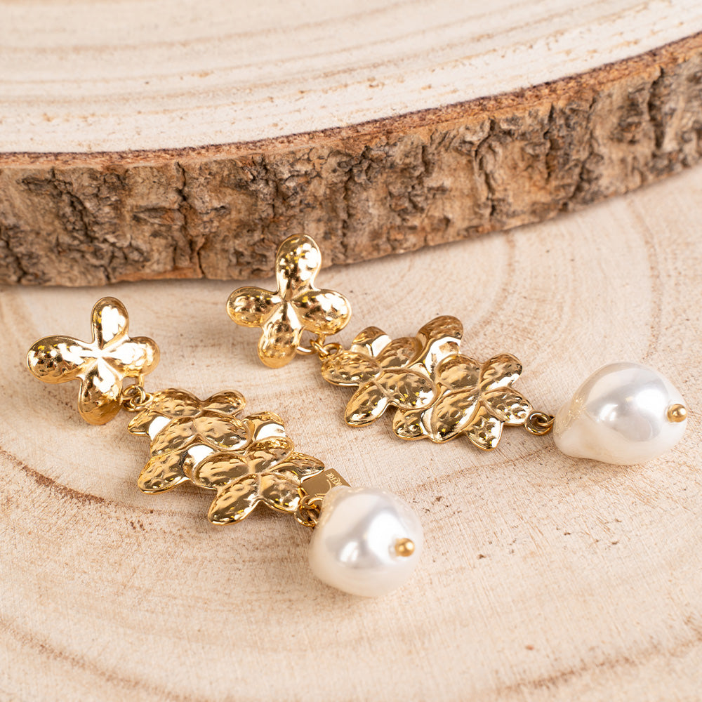 ORECCHINI PENDENTI FIORI ASIMMETRICI MARTELLATI E MADREPERLA