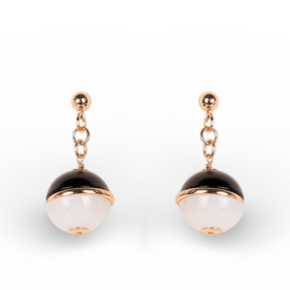 ORECCHINI PENDENTI CON SFERA DIVISA A META'