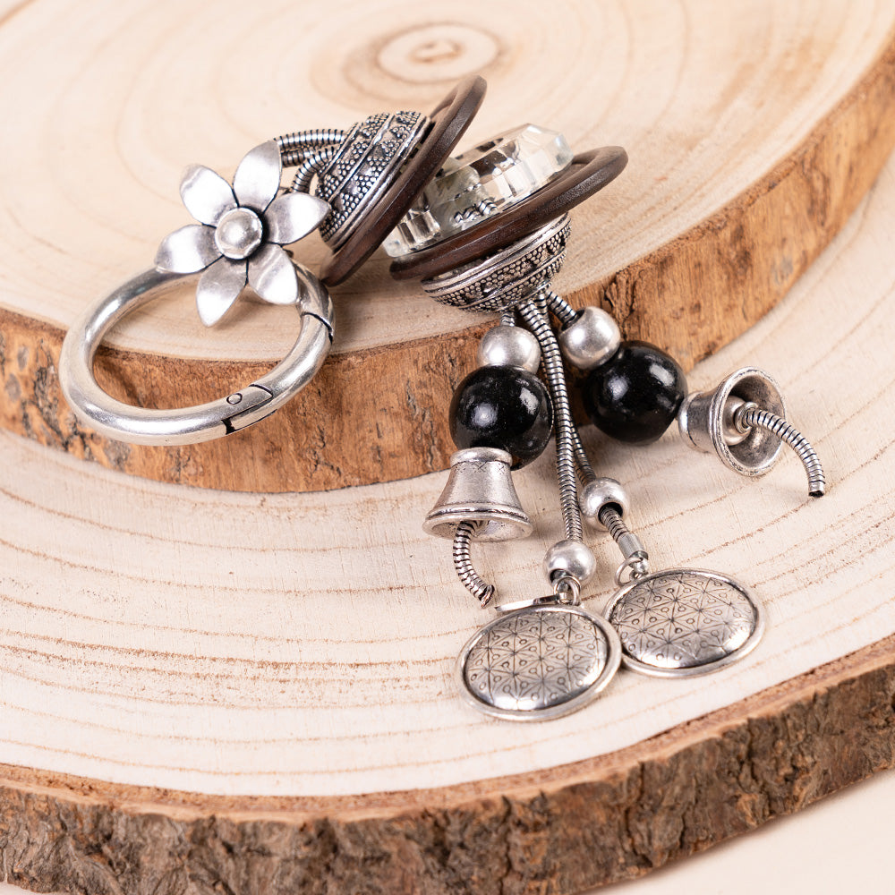 PORTACHIAVI CON DUE DISCHI IN LEGNO E PENDENTI DIFFERENTI