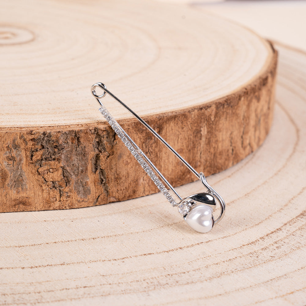 SPILLA DALLA FORMA CLASSICA CON STRASS E UNA PERLA A CUORE