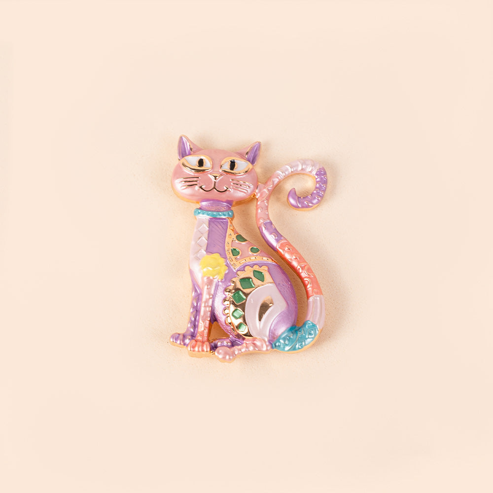 BROOCH WITH A WORKED SITTING CAT