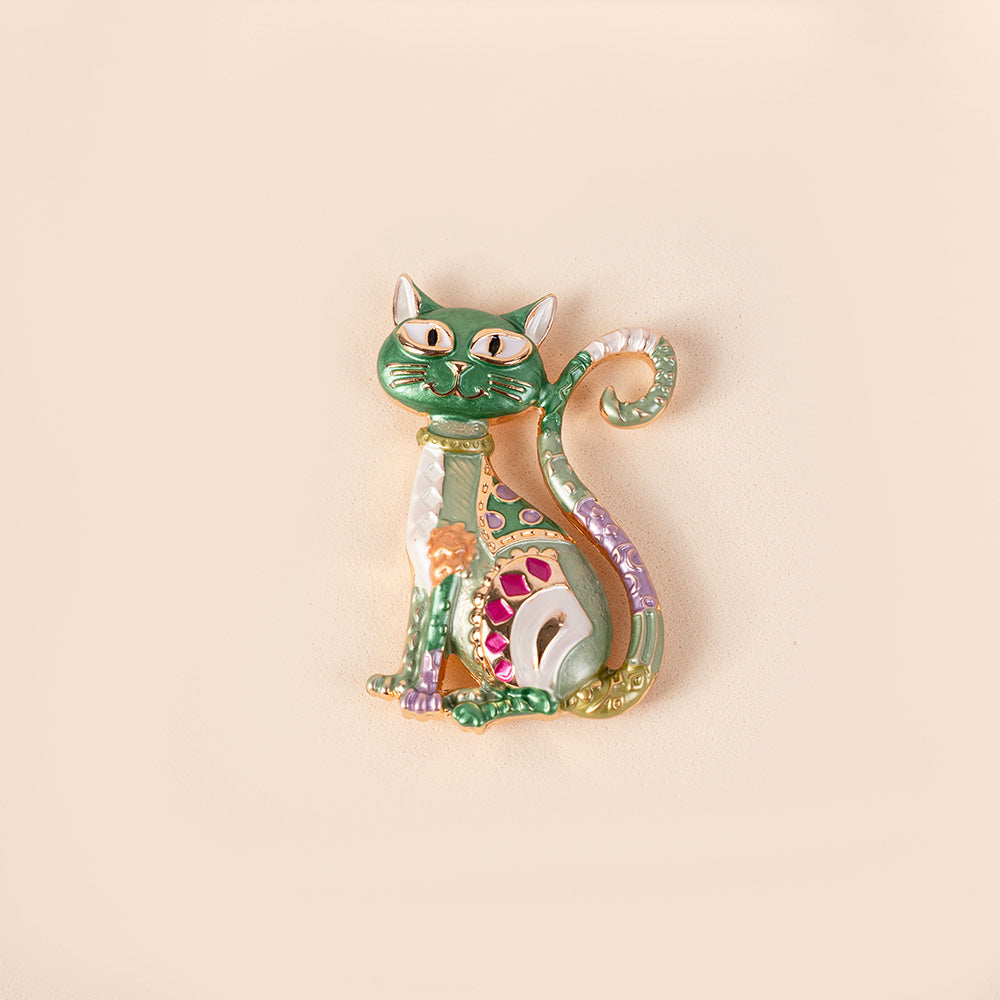 BROOCH WITH A WORKED SITTING CAT