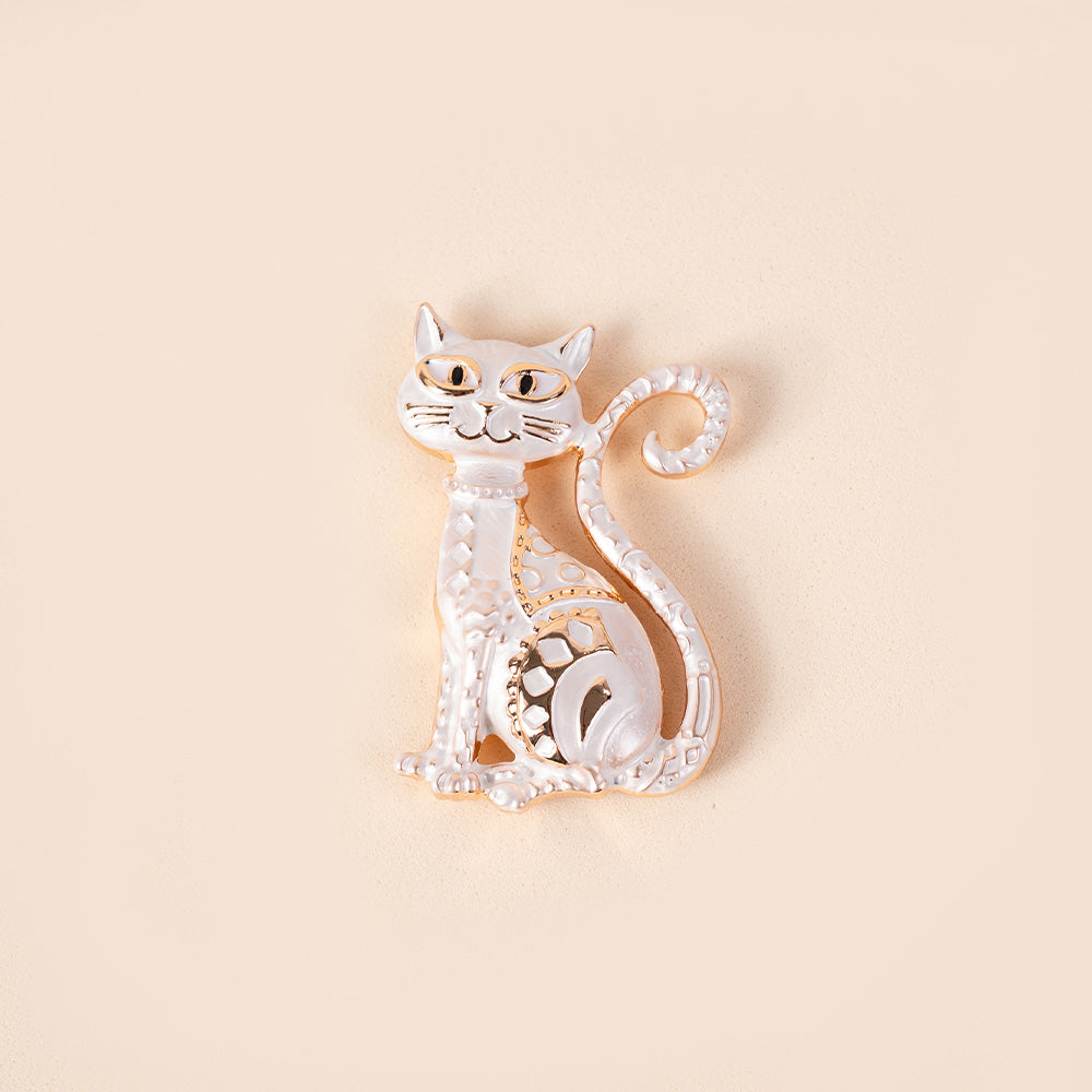 BROOCH WITH A WORKED SITTING CAT