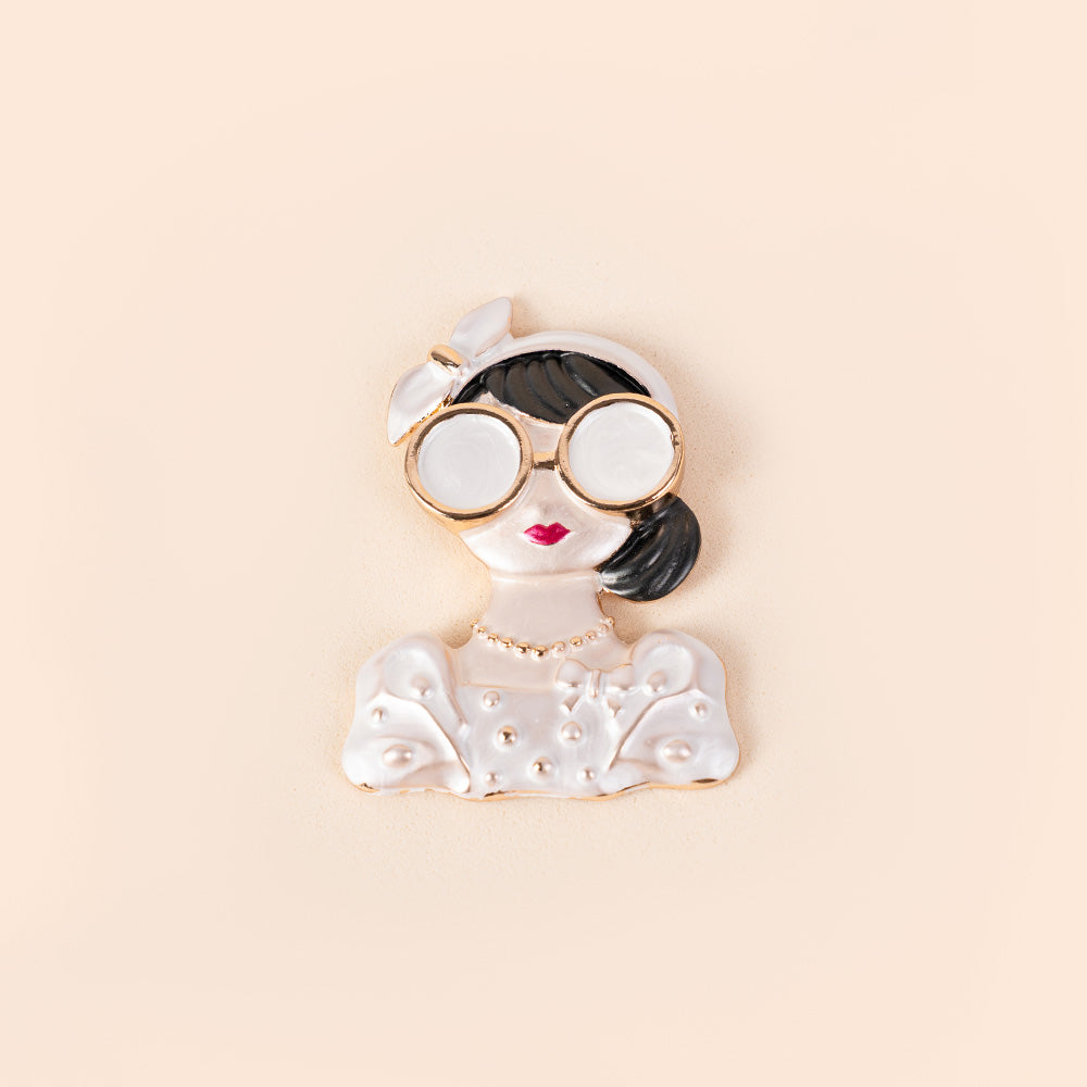 PIN WITH WOMAN WITH ROUND GLASSES