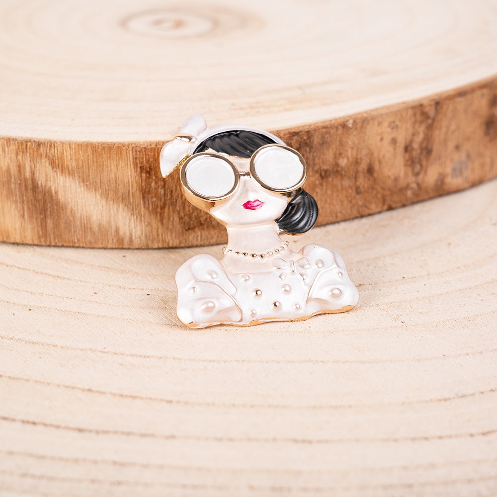 PIN WITH WOMAN WITH ROUND GLASSES