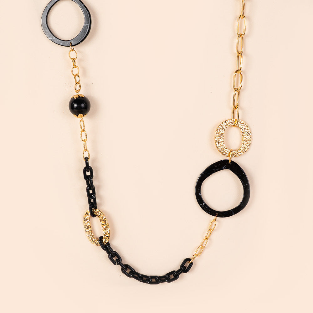 COLLANA LUNGA CON CATENE IN DIVERSI MATERIALI E DETTAGLI MARTELLATI