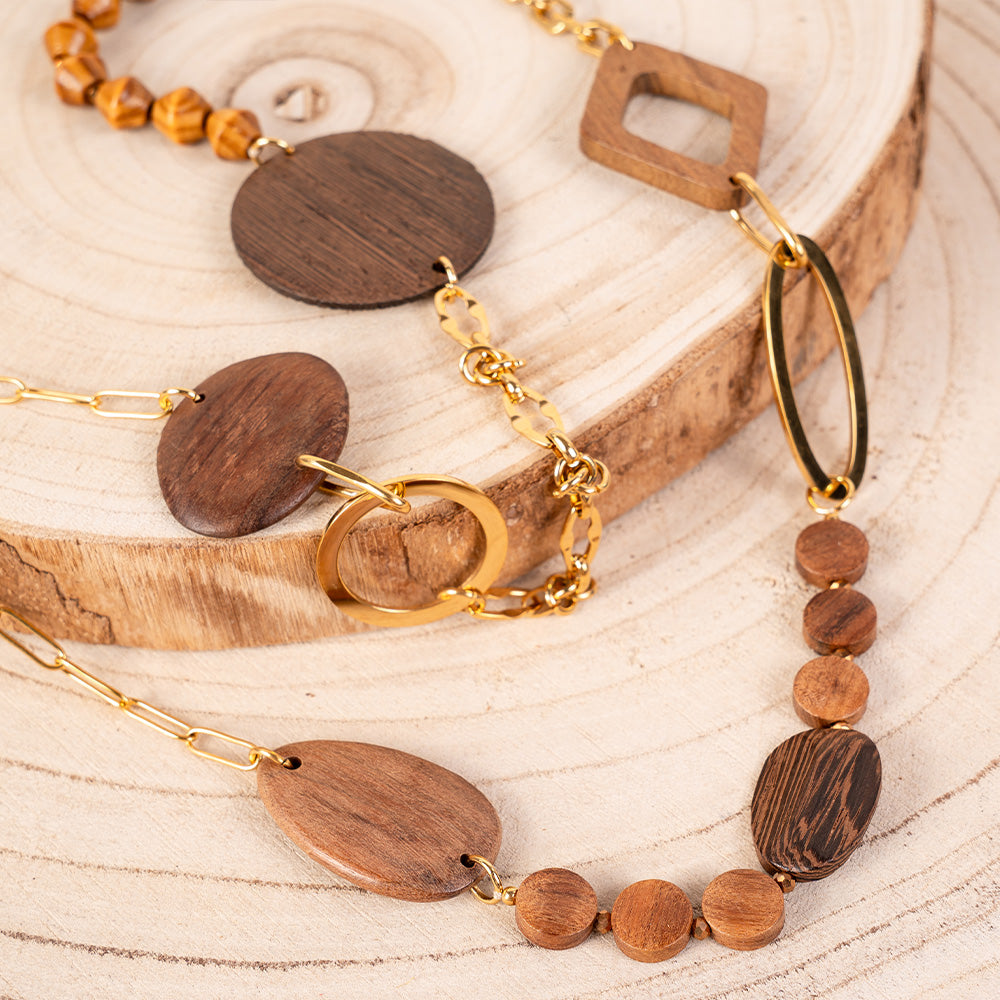 COLLANA LUNGA CON DETTAGLI IN DIVERSI MATERIALI