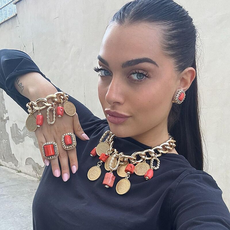 ORECCHINI CON CORALLO CORNICE DI CATENA E STRASS E CLIP