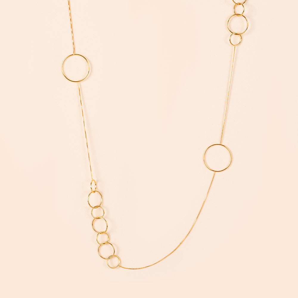 COLLANA LUNGA FINA CON CERCHI DI DIVERSI DIAMETRI