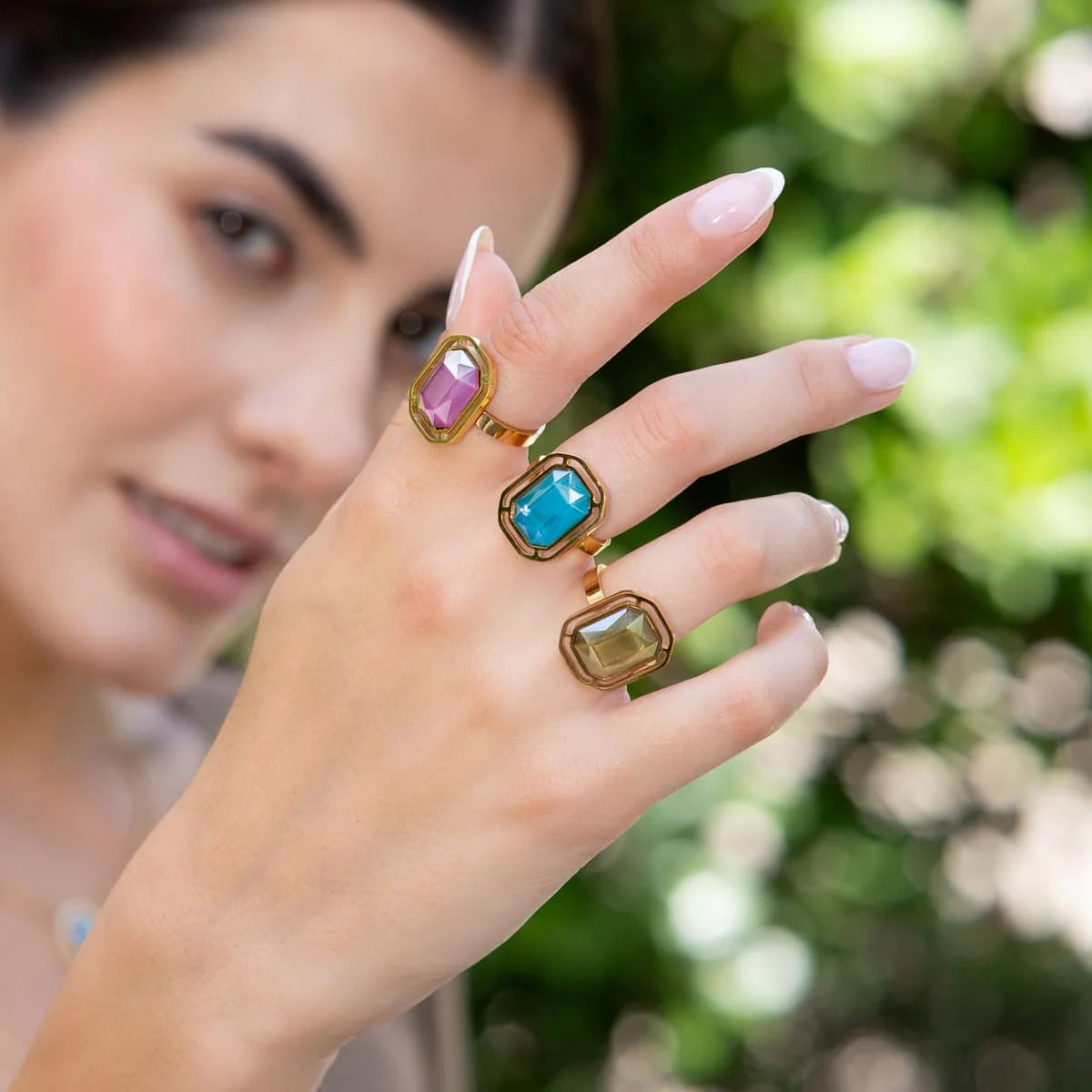 ANELLO CON PIETRA RETTANFOLARE COLORATA