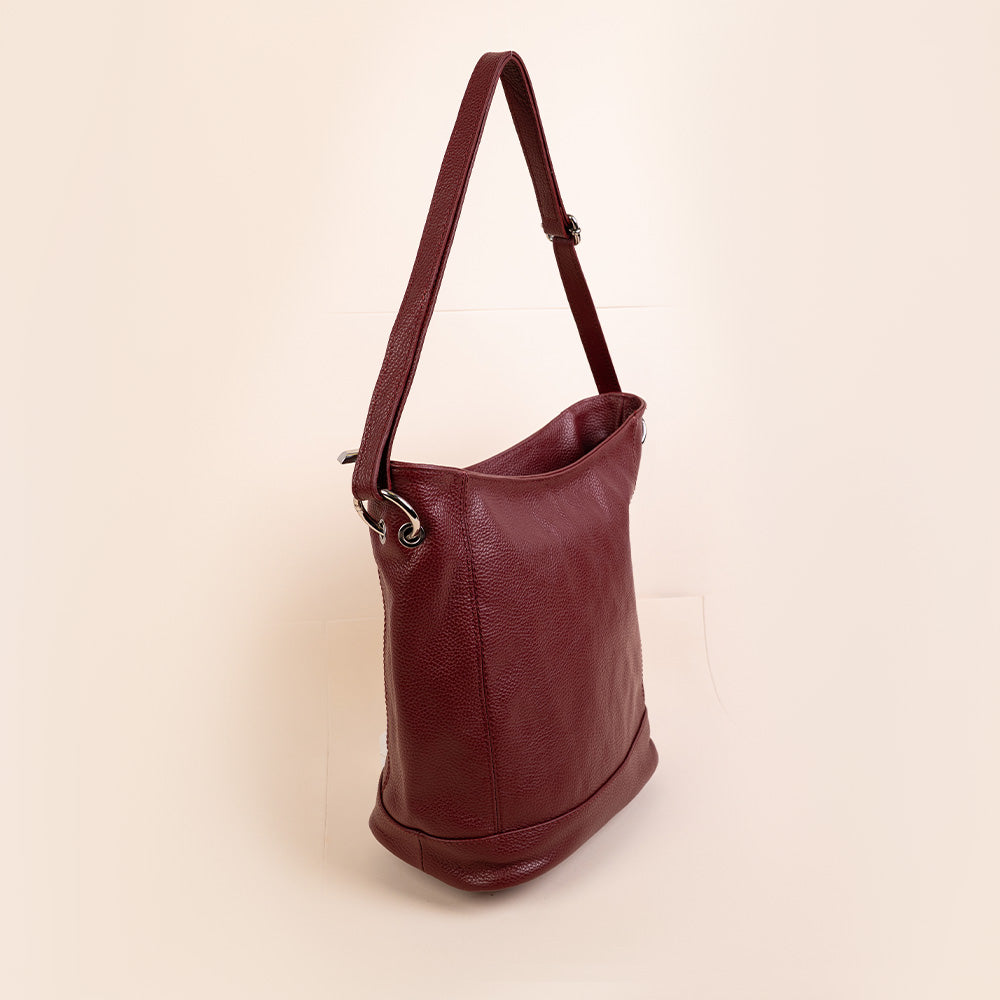BORSA A SPALLA CON CUCITURE AI LATI