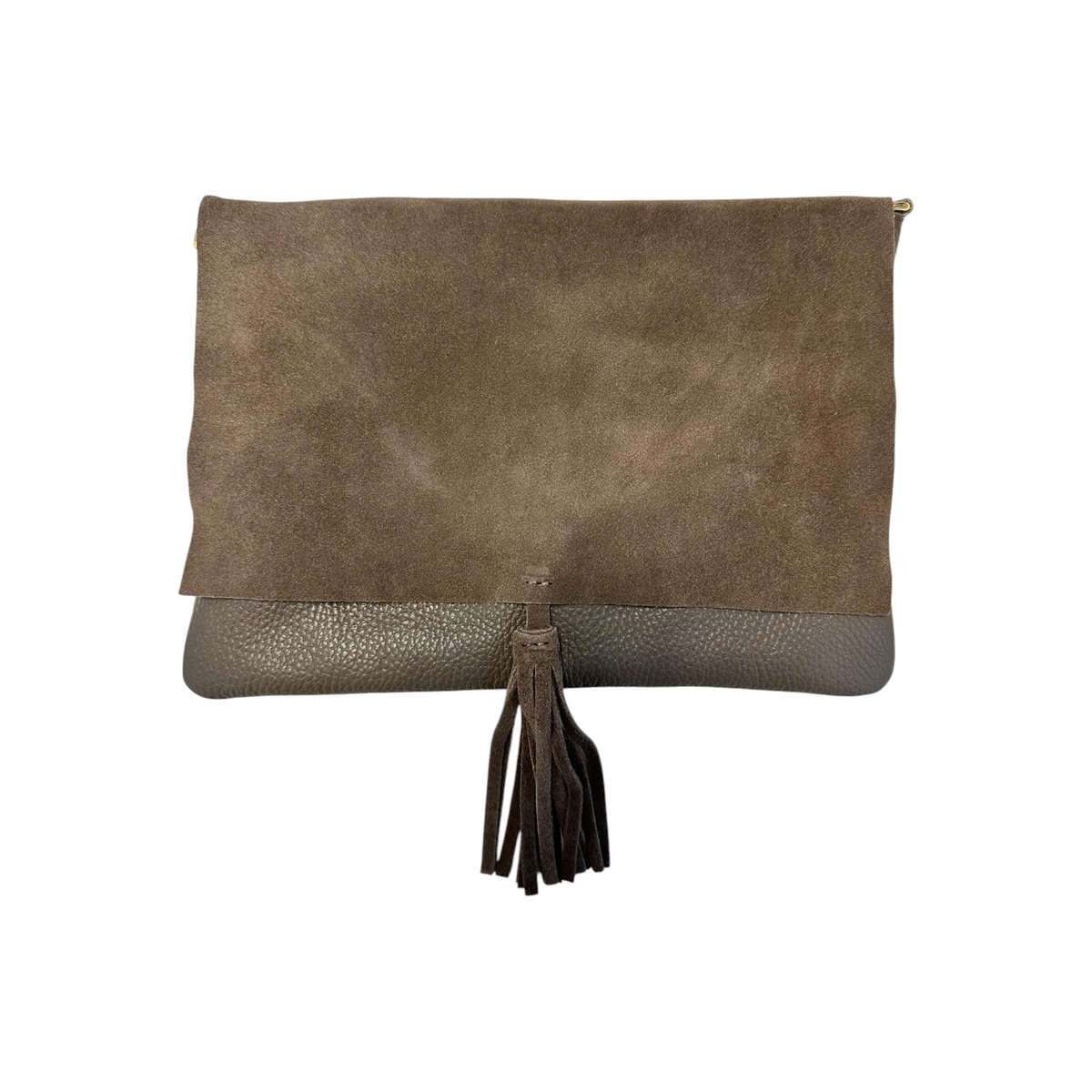 Pochette Fanatikerie in camoscio marrone con pattina e nappina decorativa centrale, lunghezza 29 cm