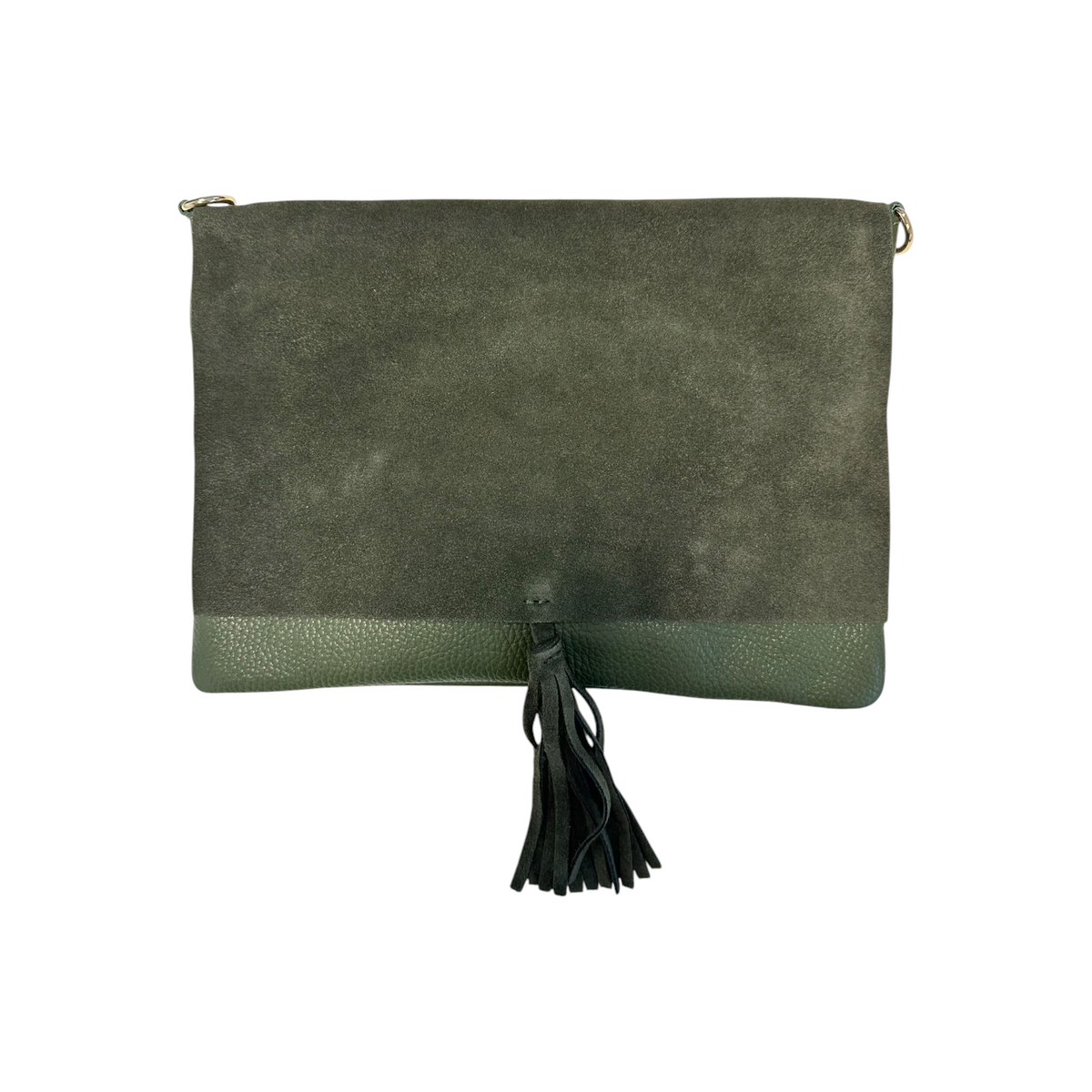 Pochette Fanatikerie in camoscio verde oliva con pattina, nappina centrale e dettagli in pelle, lunghezza 29 cm