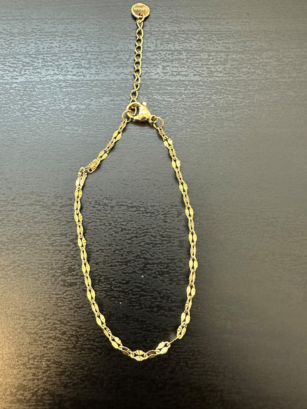 BRACCIALE A MAGLIA OVALE CON EFFETTO MARTELLATO E REGOLAZIONE