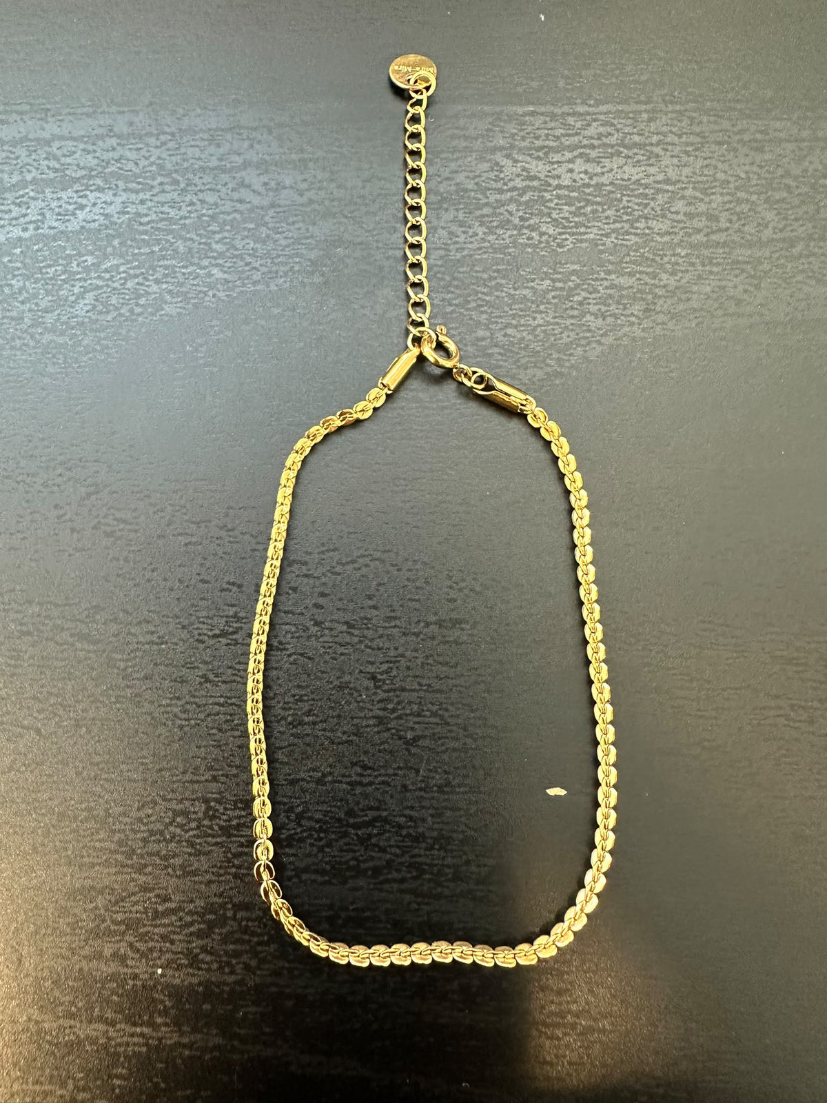 BRACCIALE A MAGLIA COMPOSTA DA PIASTRINE INCROCIATE E REGOLAZIONE