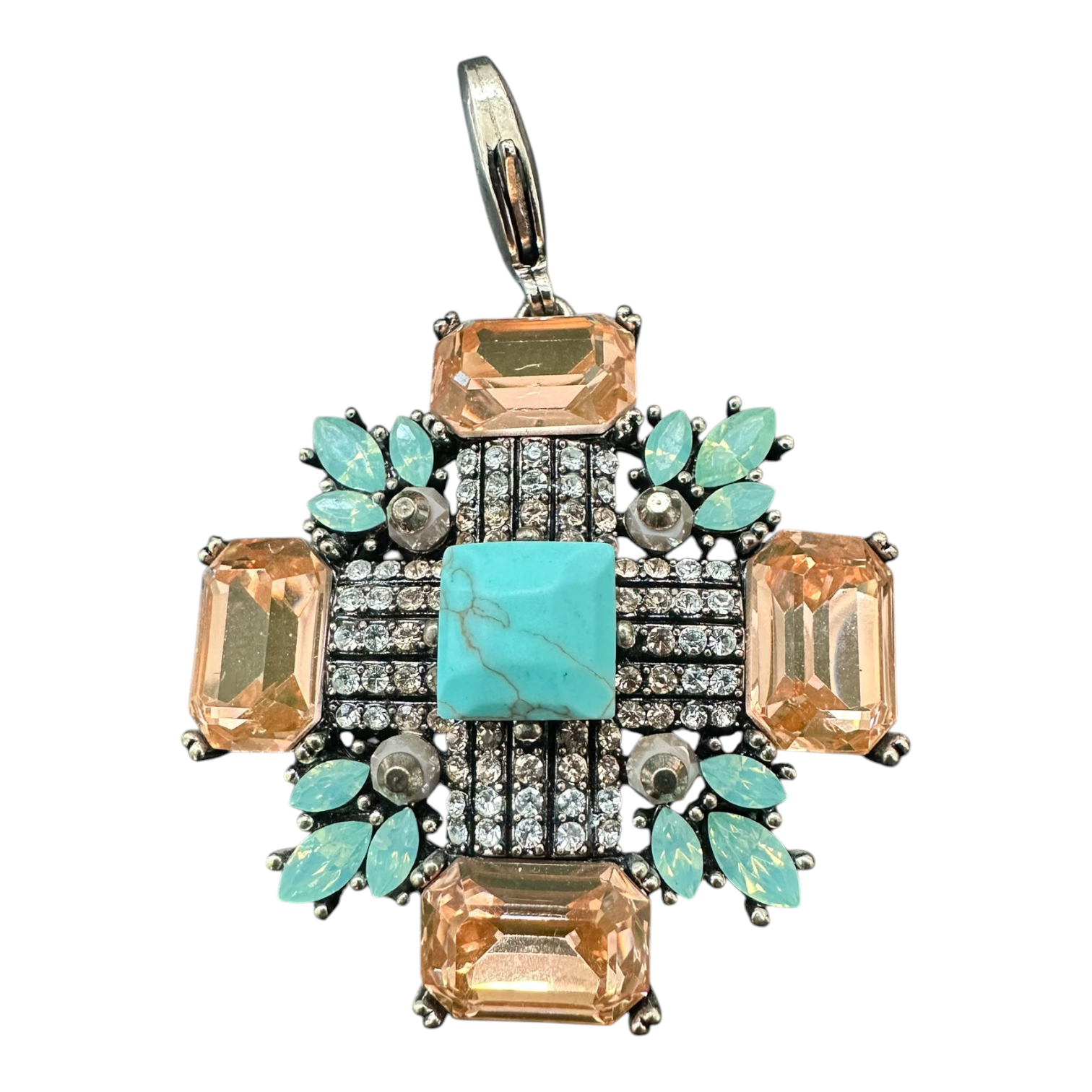 Charm a croce Fanatikerie con strass color pesca, pietre turchesi e gancio a moschettone, 5x5 cm.
