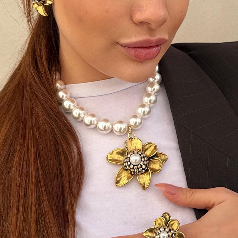 COLLANA GIROCOLLO DI PERLE CON FIORE PENDENTE