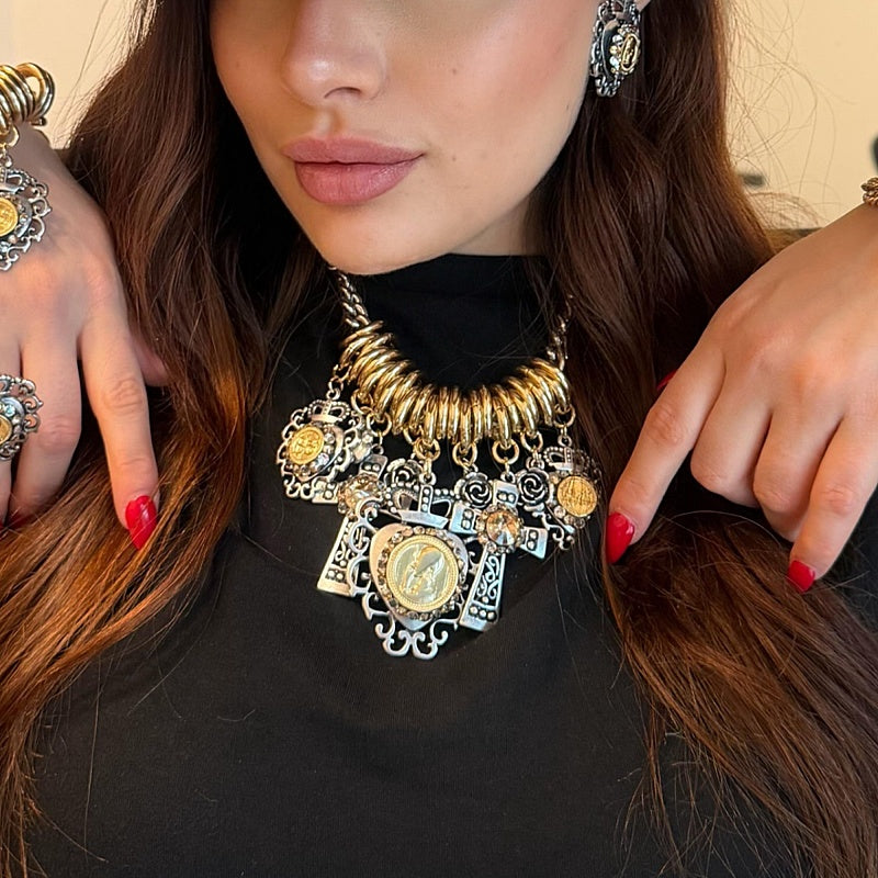 COLLANA GIROCOLLO CON ANELLI INTORNO ALLE MAGLIE CUORI E CROCI