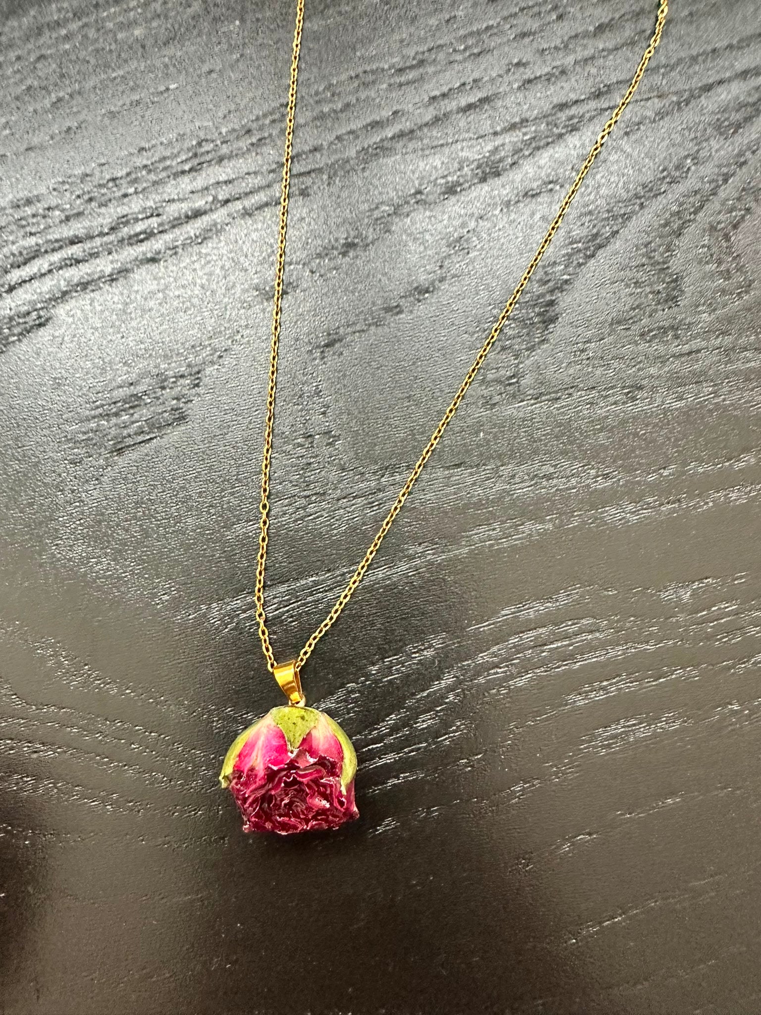 COLLANA GIROCOLLO CON ROSA REALISTICA PENDENTE