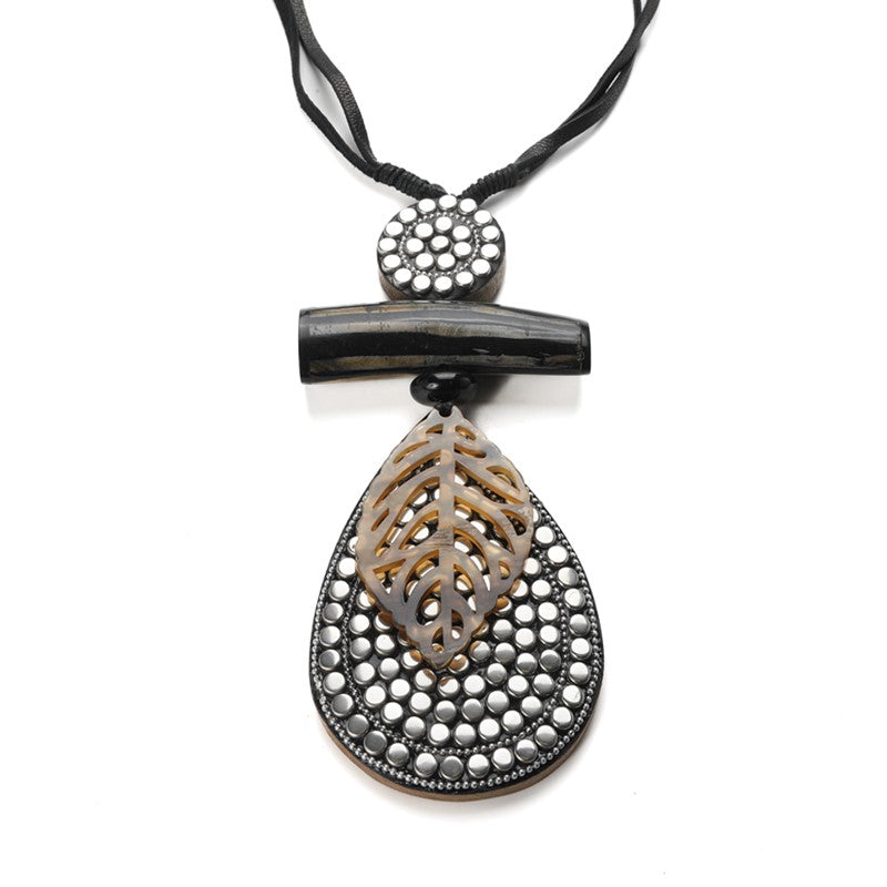 COLLANA LUNGA PENDENTE FOGLIA STRASS E LEGNO