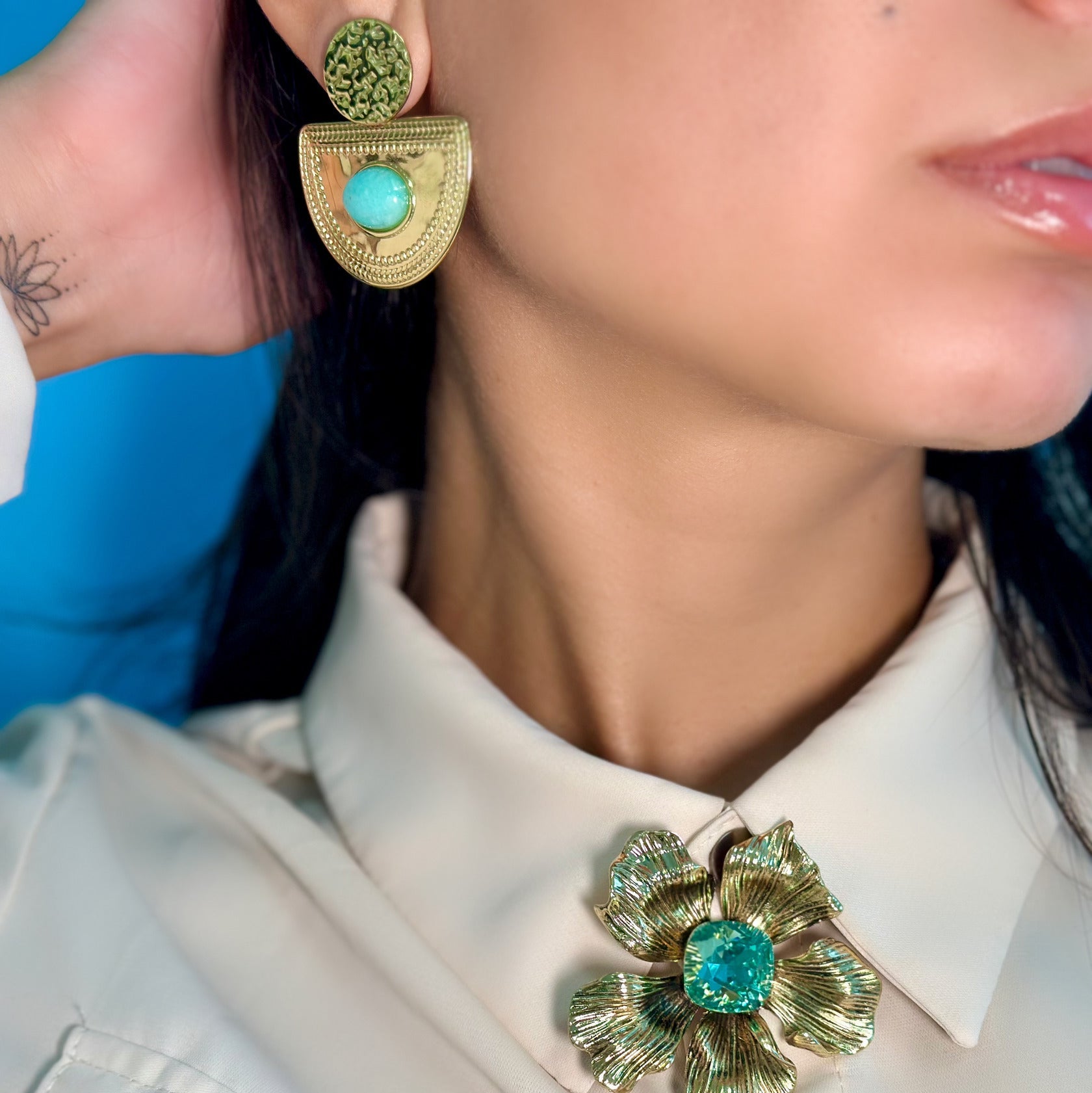 ORECCHINI PENDENTI CON MEZZO DISCO LAVORATO E PIETRA