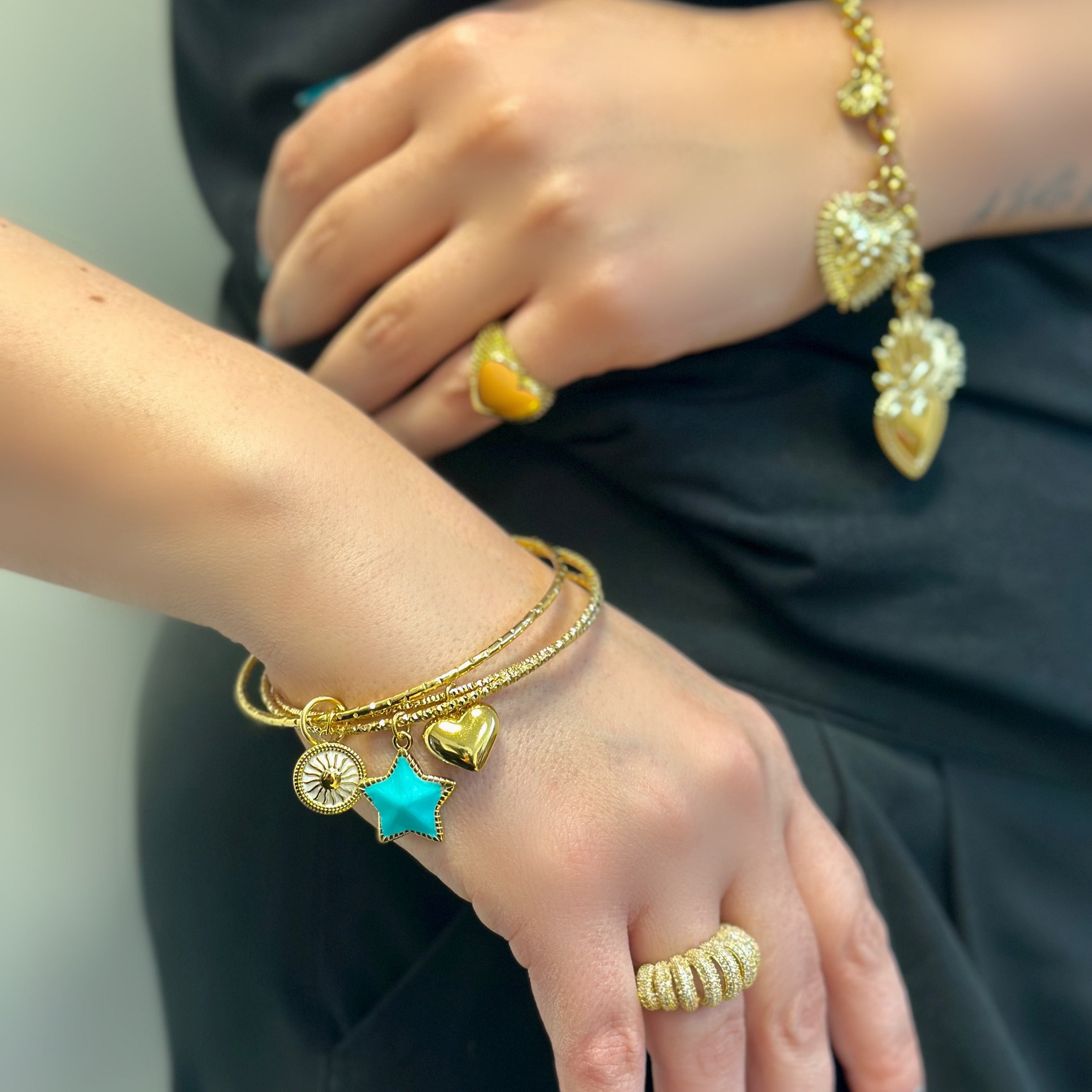 BRACCIALE RIGIDO CON CUORE, STELLA E SOLE PENDENTE