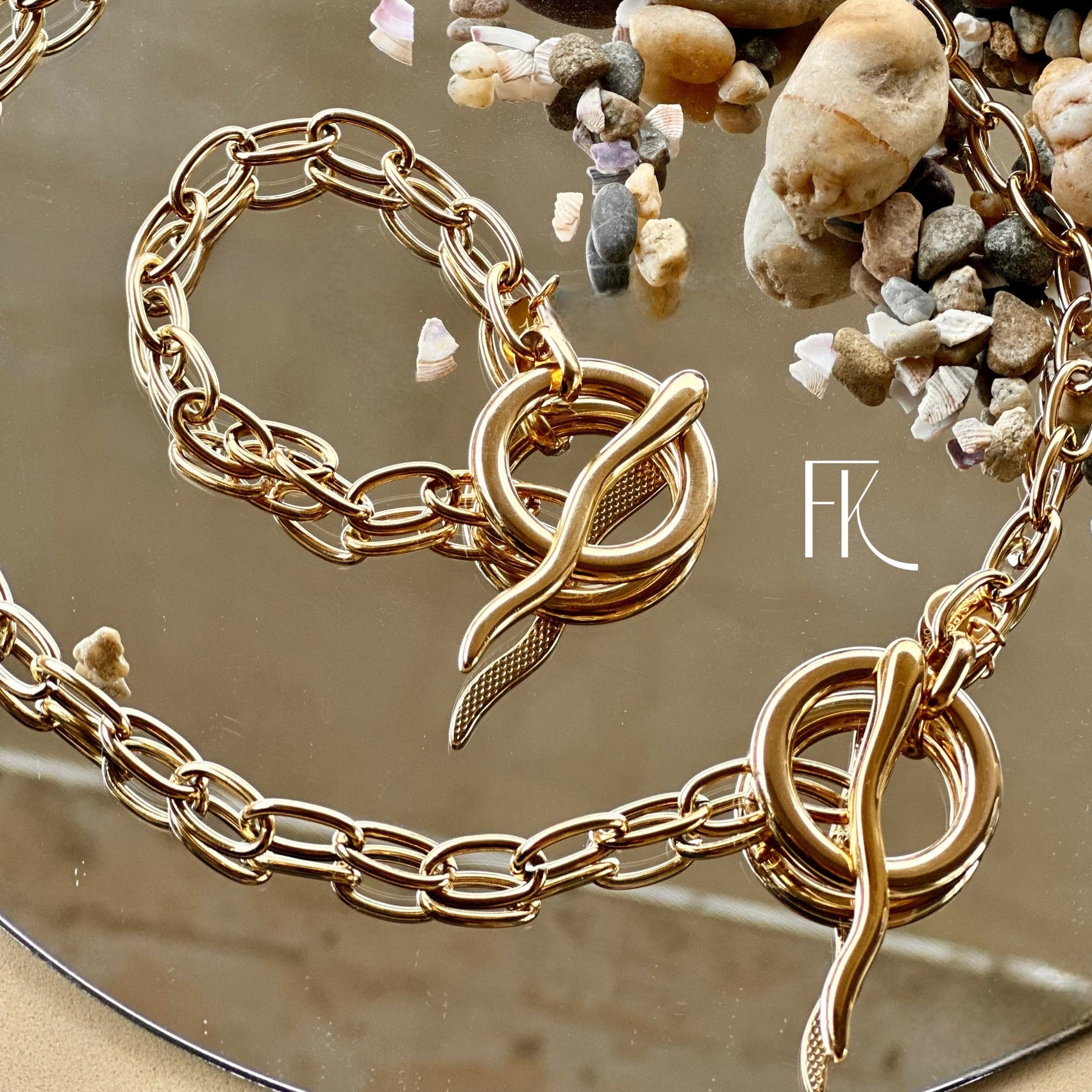 CHOKER NECKLACE WITH IRREGULAR T CLASP